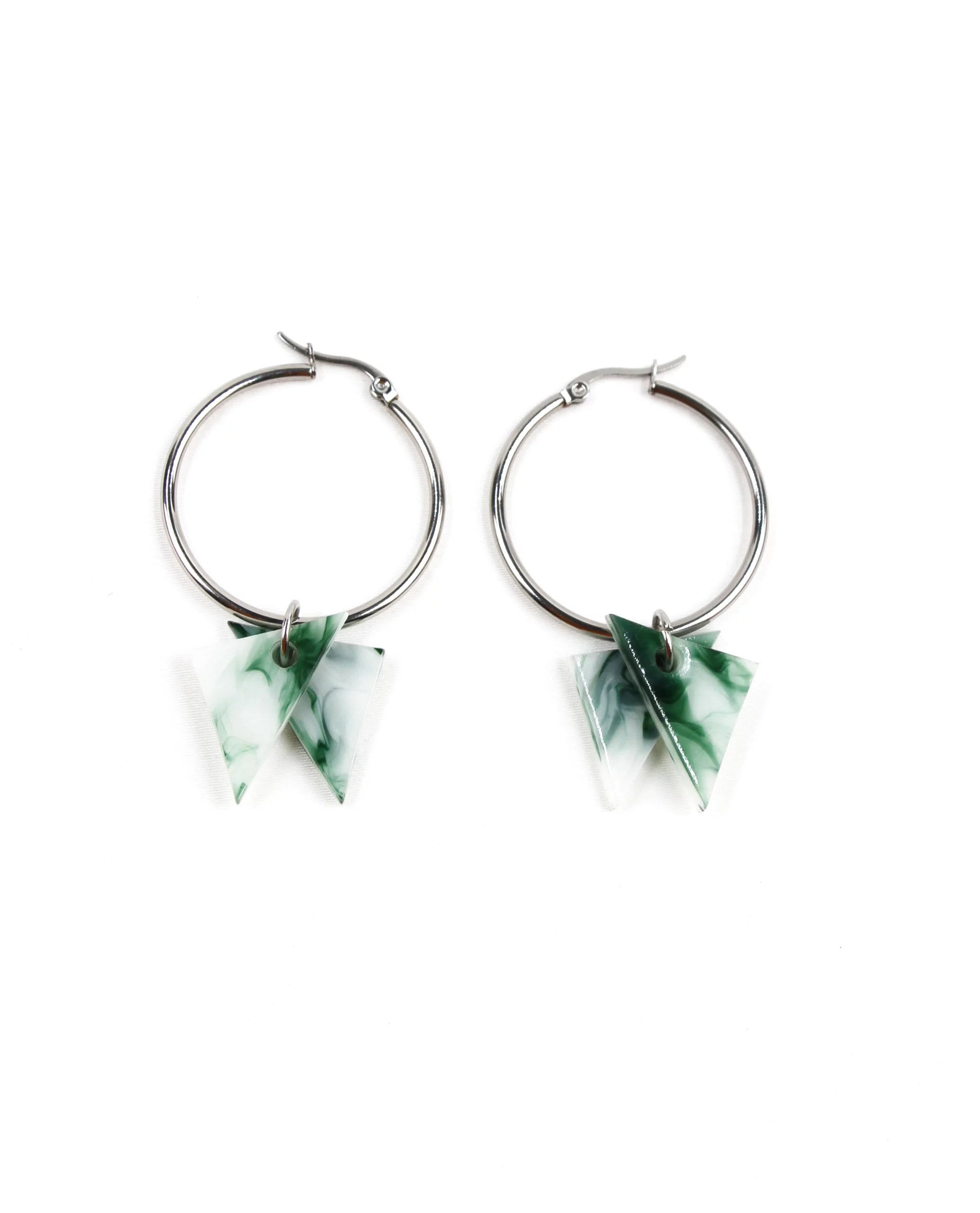 Pendientes de aro plateados con colgantes geométricos verdes