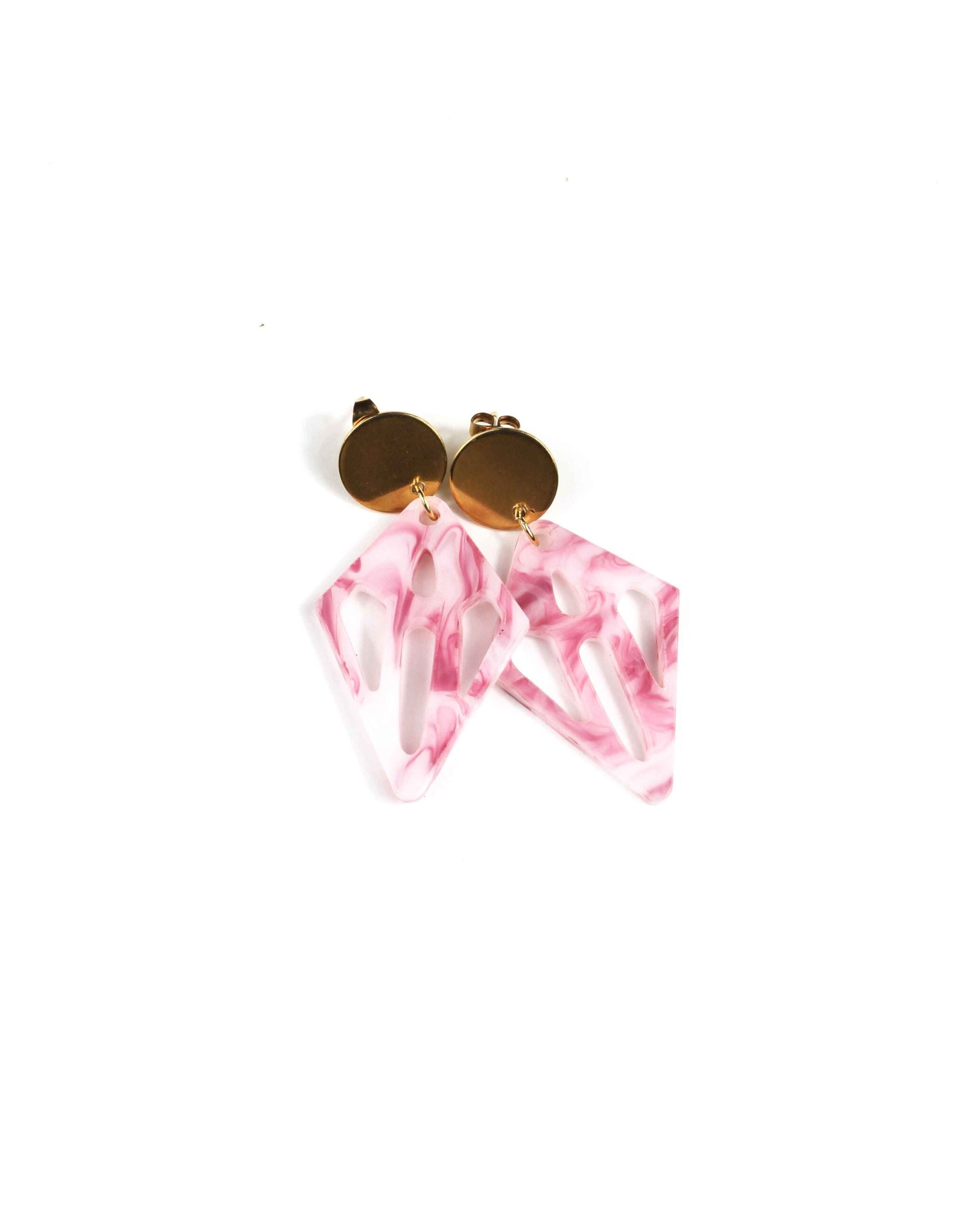Pendientes geométricos de resina rosa marmolada con base dorada