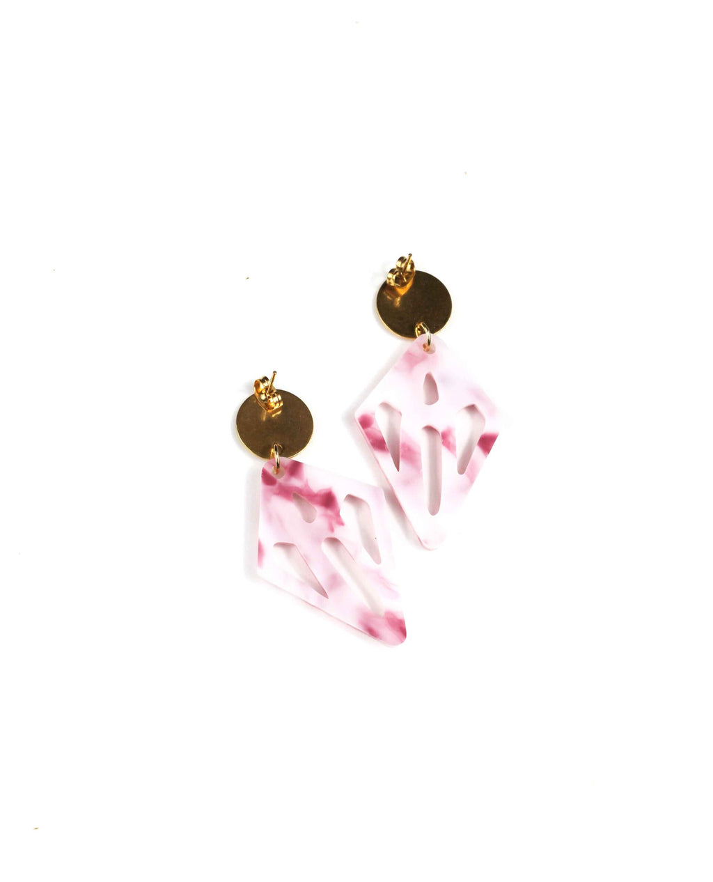 Pendientes geométricos de resina rosa marmolada con base dorada