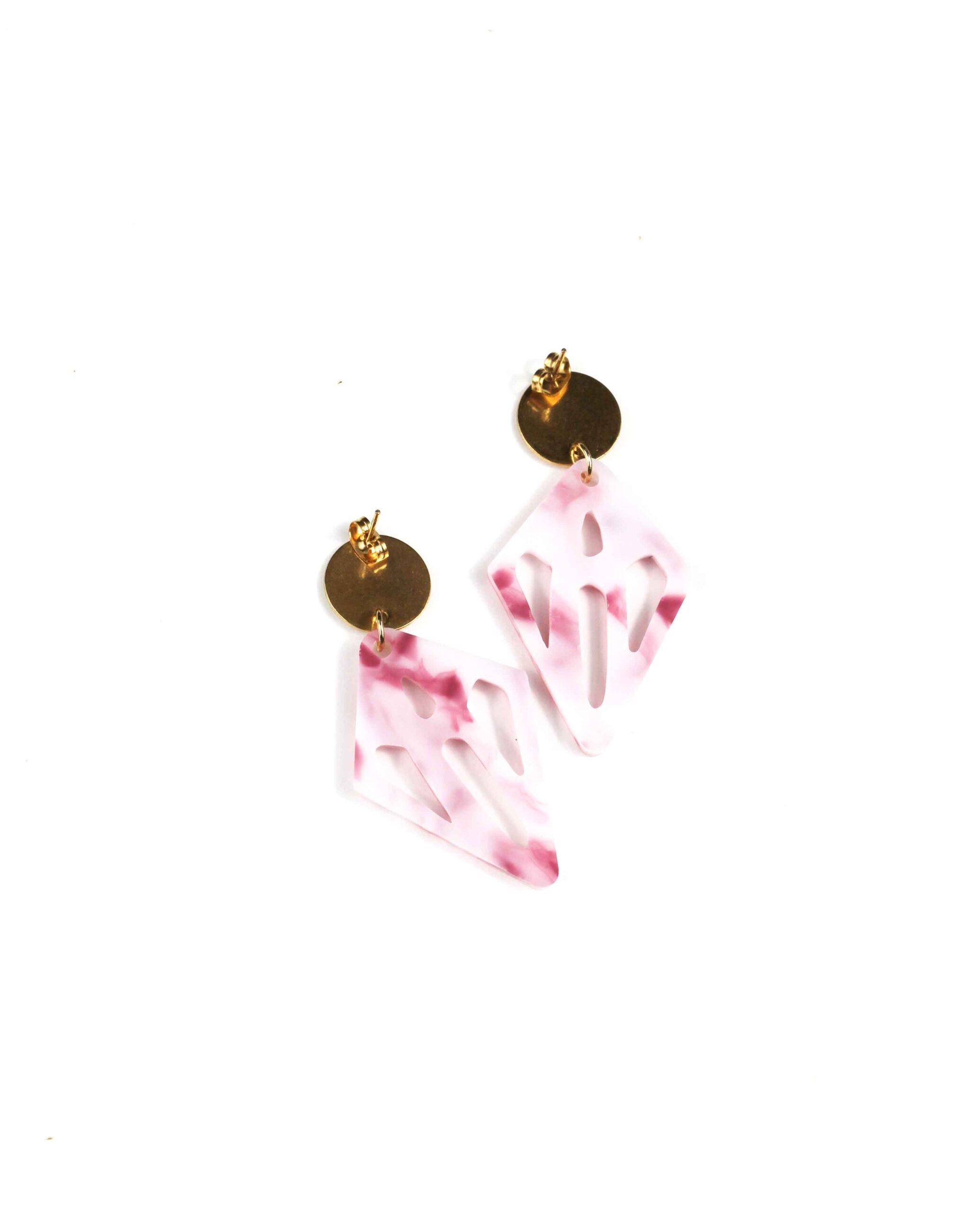 Pendientes geométricos de resina rosa marmolada con base dorada