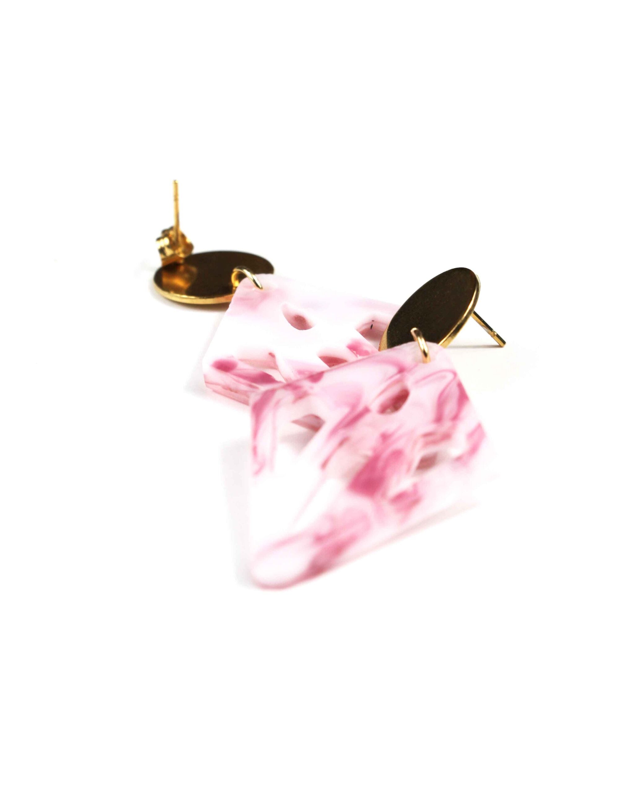 Pendientes geométricos de resina rosa marmolada con base dorada