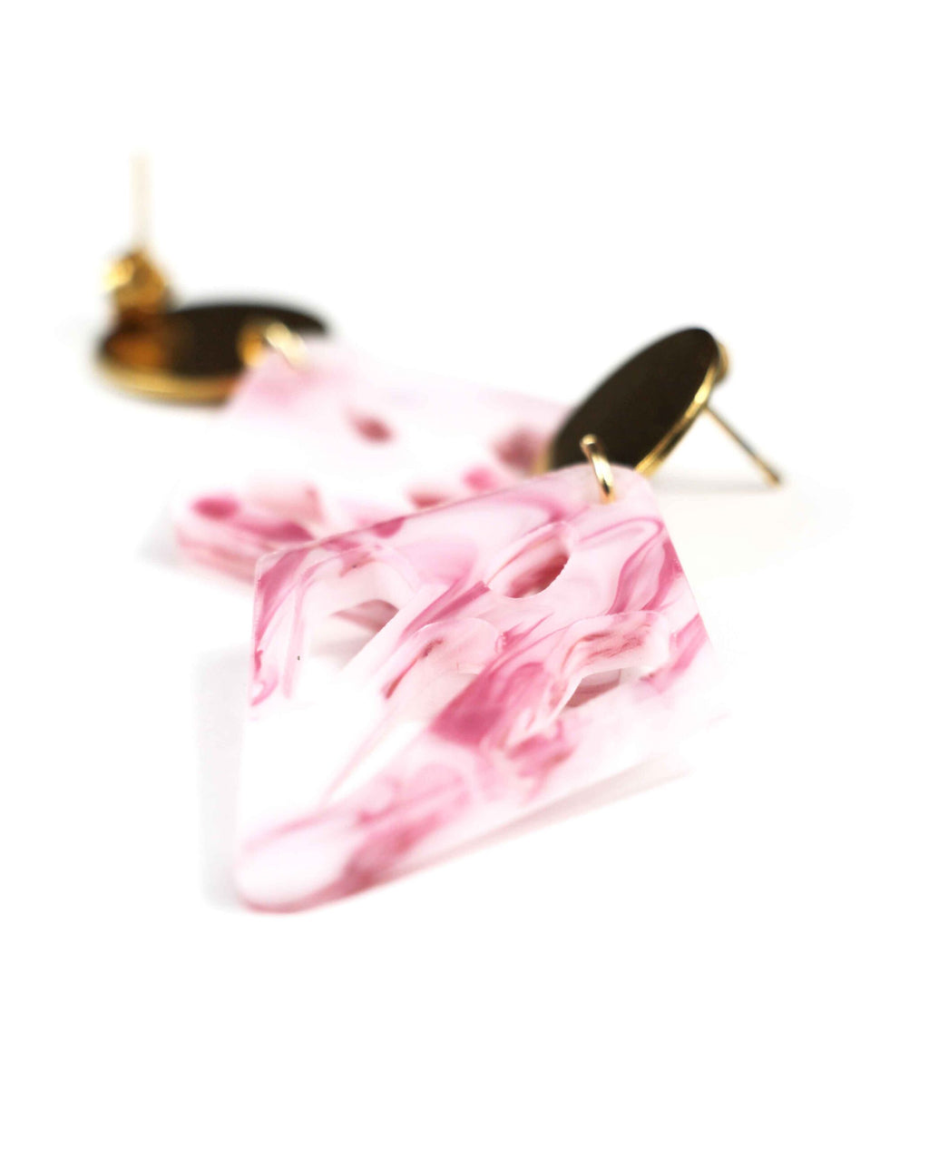 Pendientes geométricos de resina rosa marmolada con base dorada
