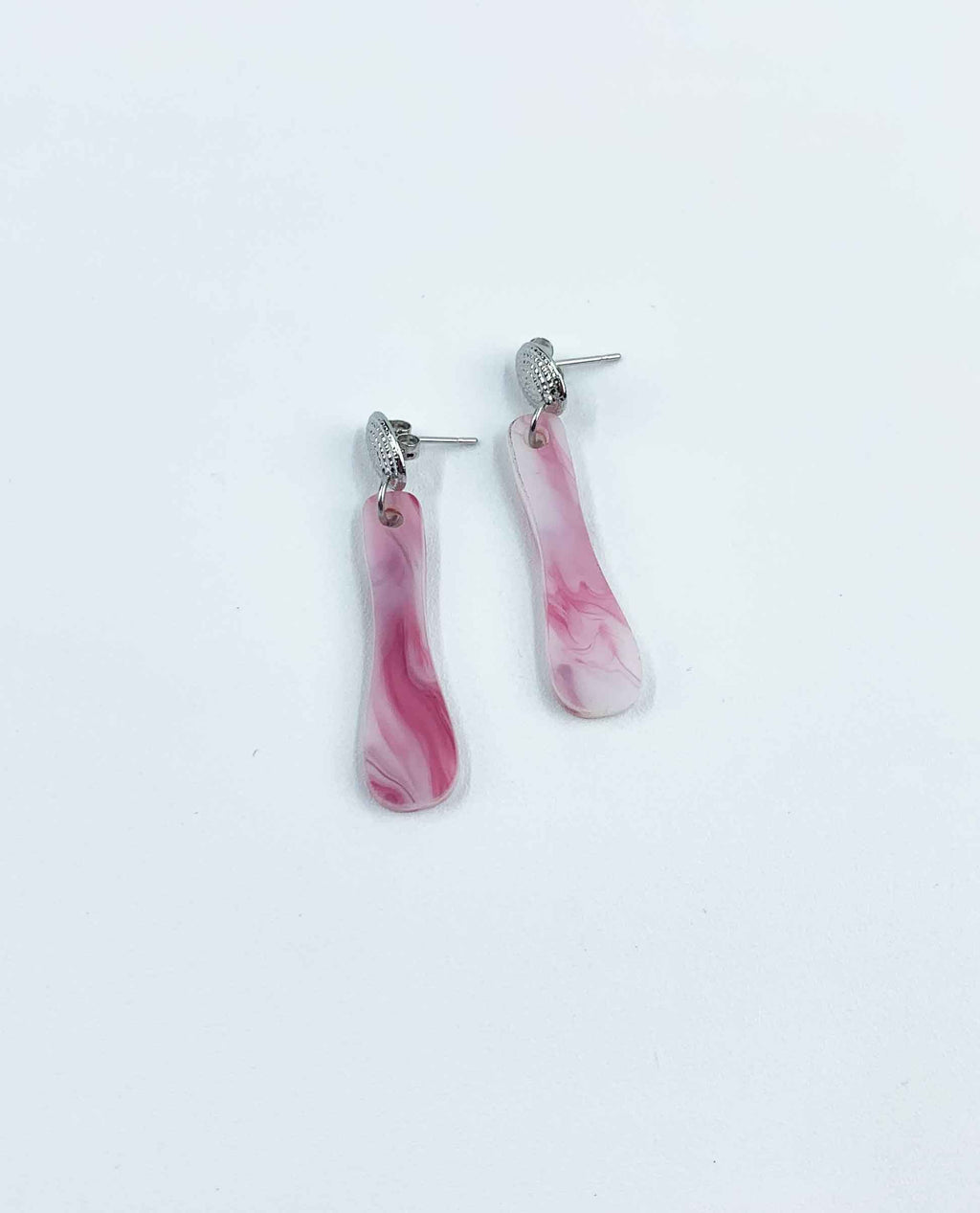 Toque Romántico: Pendientes Colgantes con Detalles Marmoleados