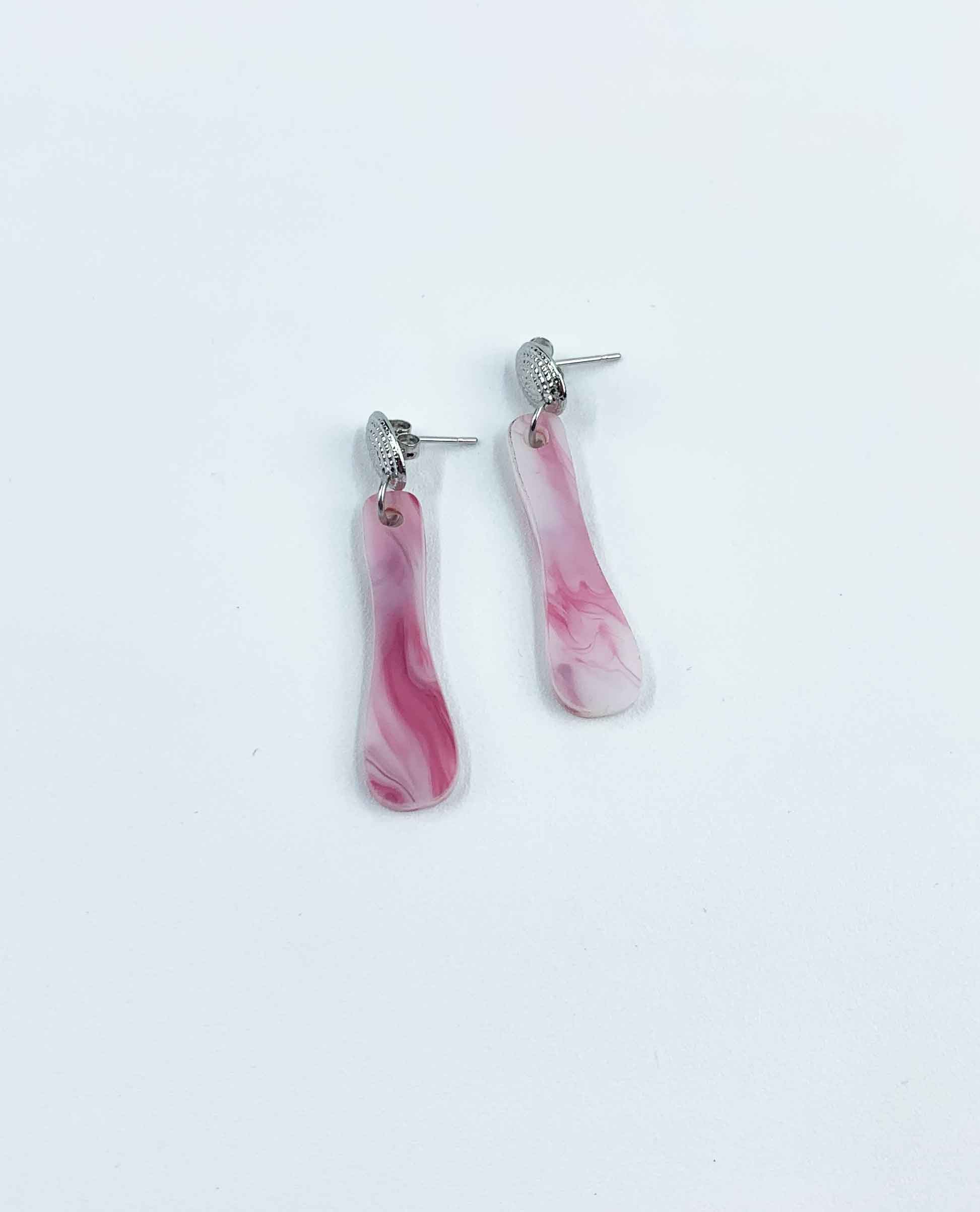 Toque Romántico: Pendientes Colgantes con Detalles Marmoleados