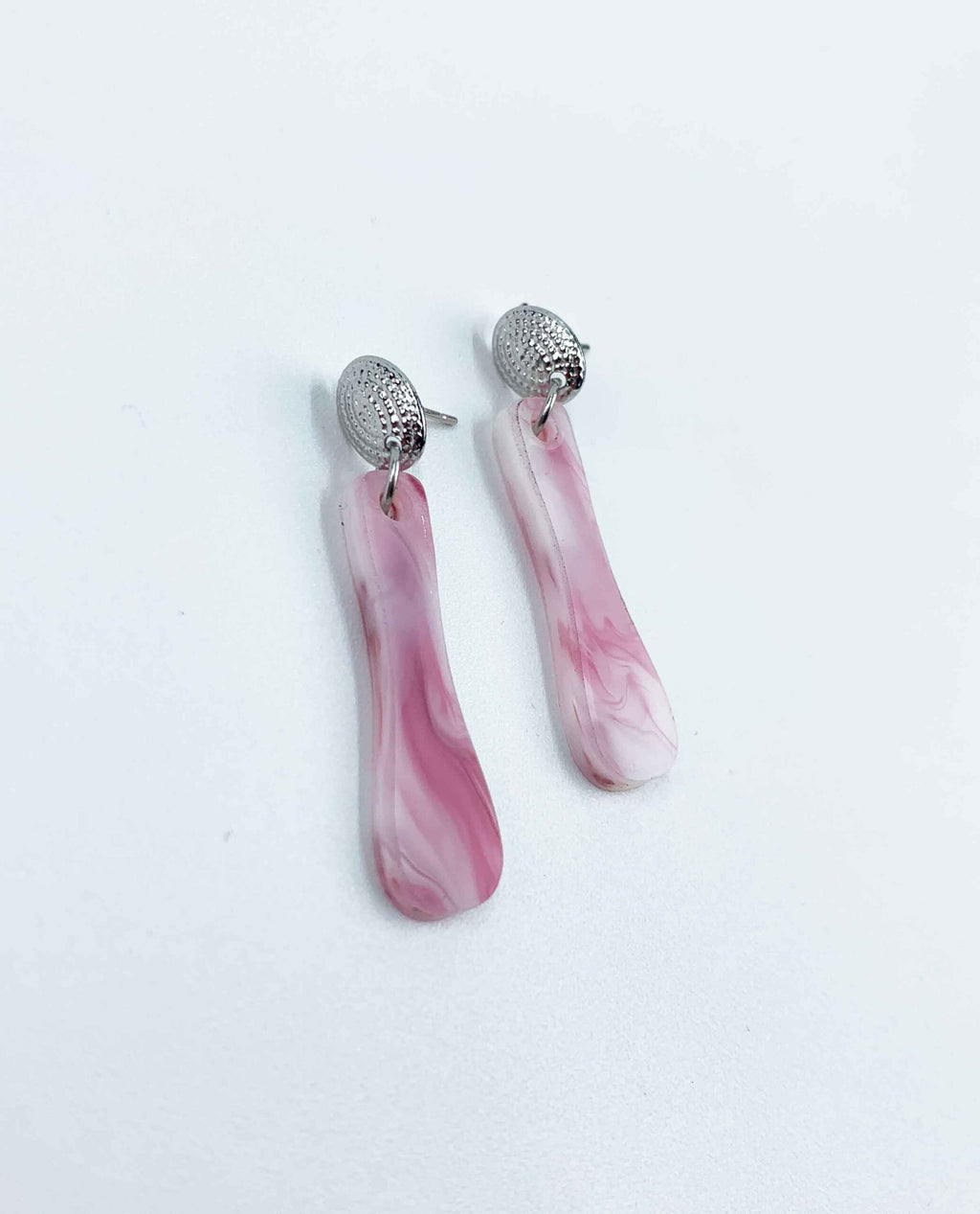 Toque Romántico: Pendientes Colgantes con Detalles Marmoleados