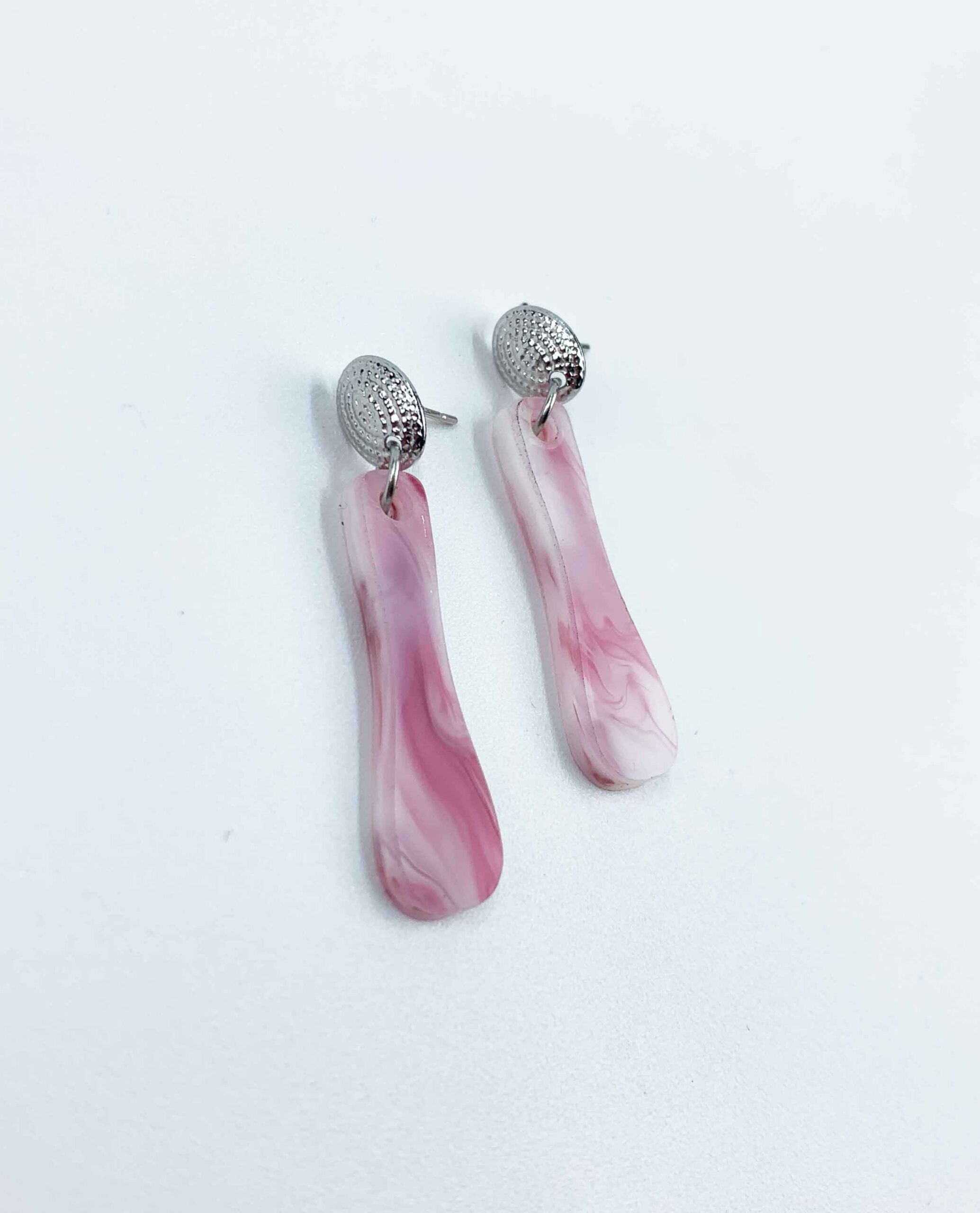 Toque Romántico: Pendientes Colgantes con Detalles Marmoleados