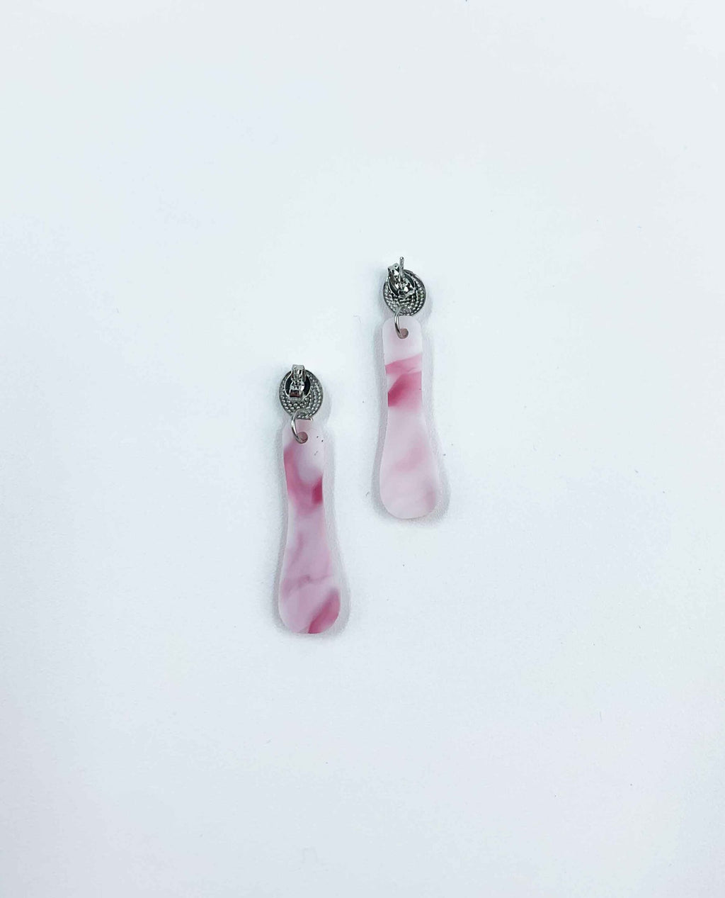 Toque Romántico: Pendientes Colgantes con Detalles Marmoleados